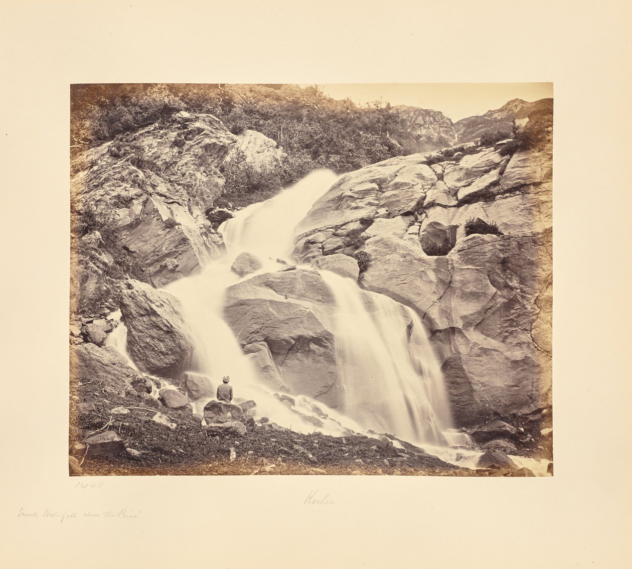 Pequena cascata acima de Prini, Kulu de Samuel Bourne