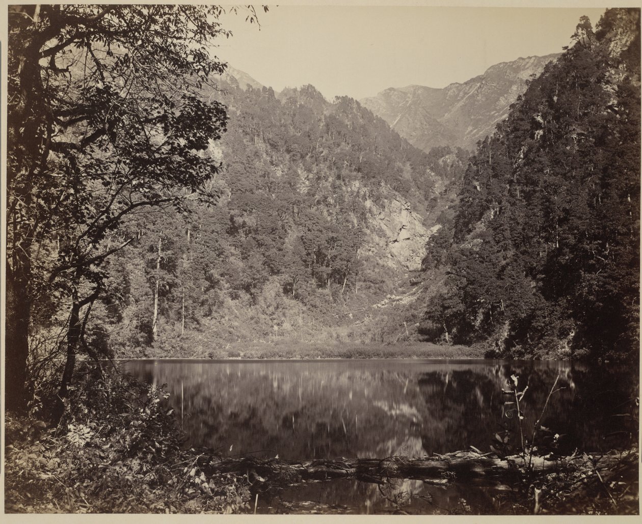 Lago pequeno nas montanhas de Samuel Bourne