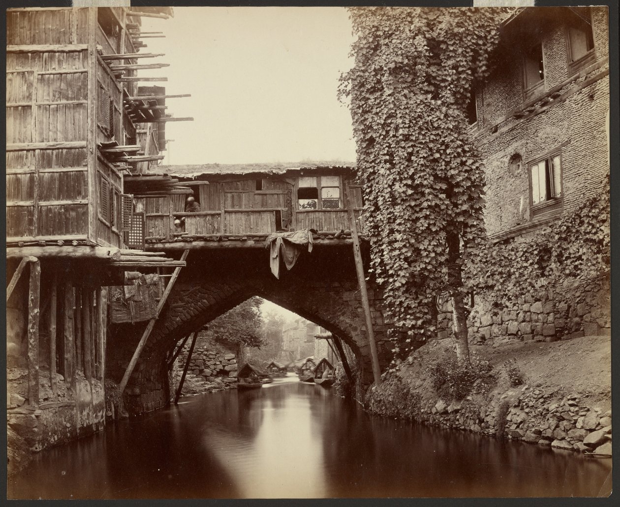Srinagar; uma ponte sobre o canal Marqual de Samuel Bourne