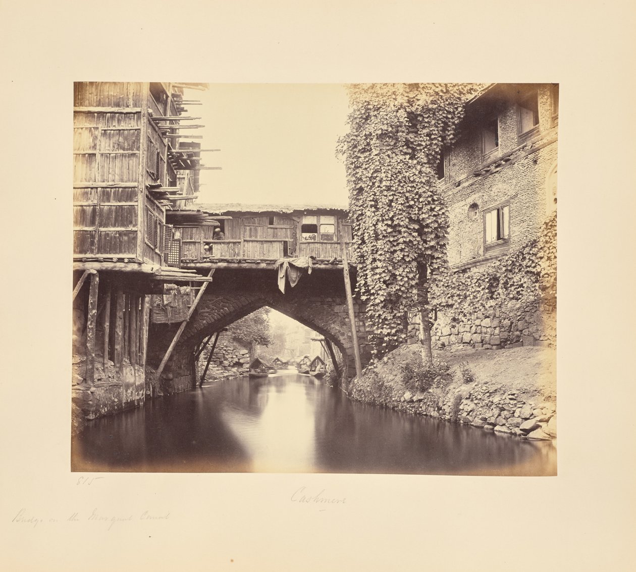 Srinagar; uma ponte sobre o canal Marqual de Samuel Bourne