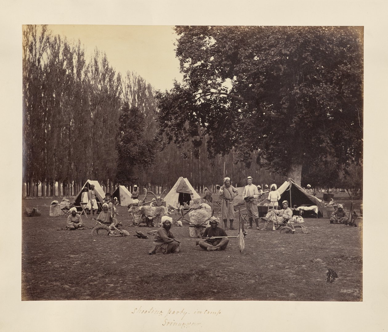Srinuggur; uma festa de tiro no acampamento de Samuel Bourne
