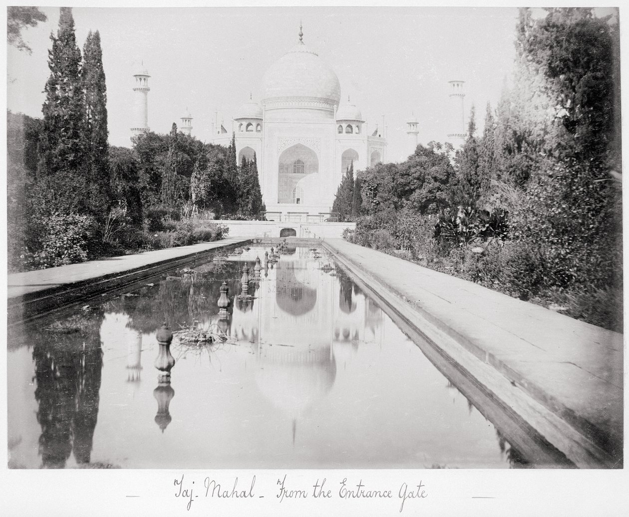 Taj Mahal, visto do portão de entrada de Samuel Bourne