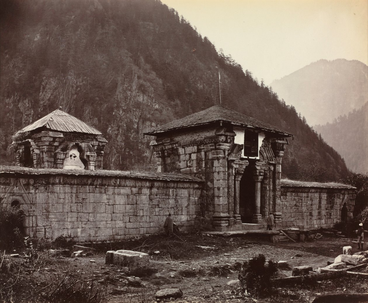 Templo em Naveshera, Caxemira, Índia, 1864. de Samuel Bourne