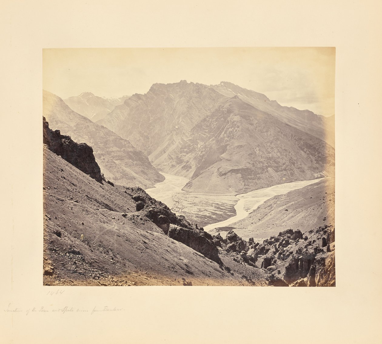 A confluência dos rios Peen e Spiti, vista de Dunkar de Samuel Bourne
