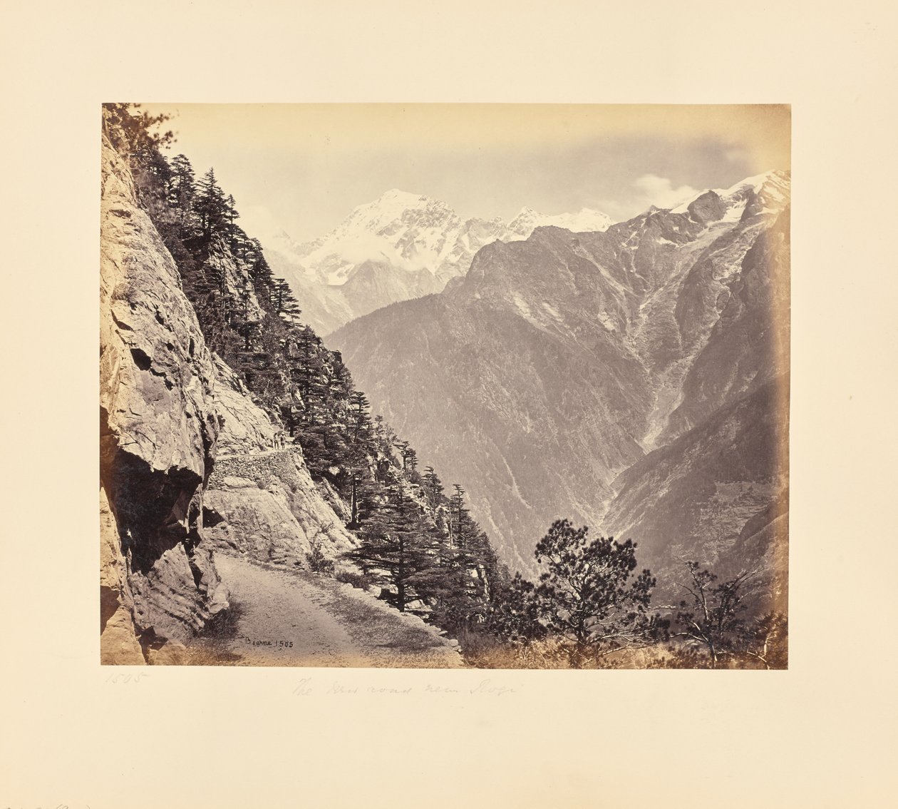 A nova estrada perto de Rogi - os montes Chini ao longe de Samuel Bourne