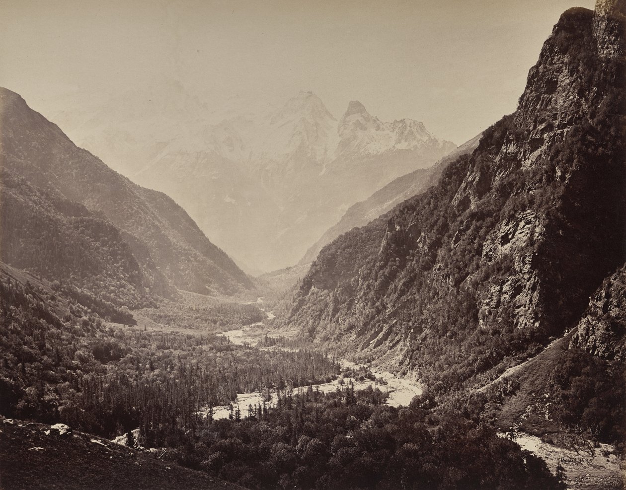 O alto Himalaia. Vista do vale a partir de Fallaldasa com os picos de Srikanta ao longe de Samuel Bourne