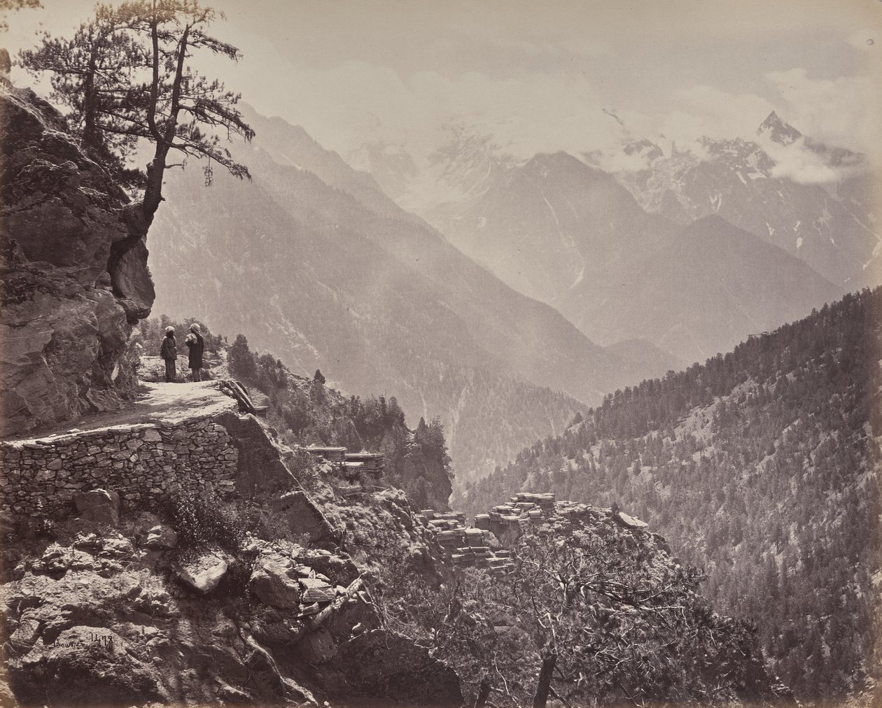 O alto Himalaia. Vista da nova estrada entre a Índia e a China. Monte Pangi com os picos nevados da China ao longe de Samuel Bourne