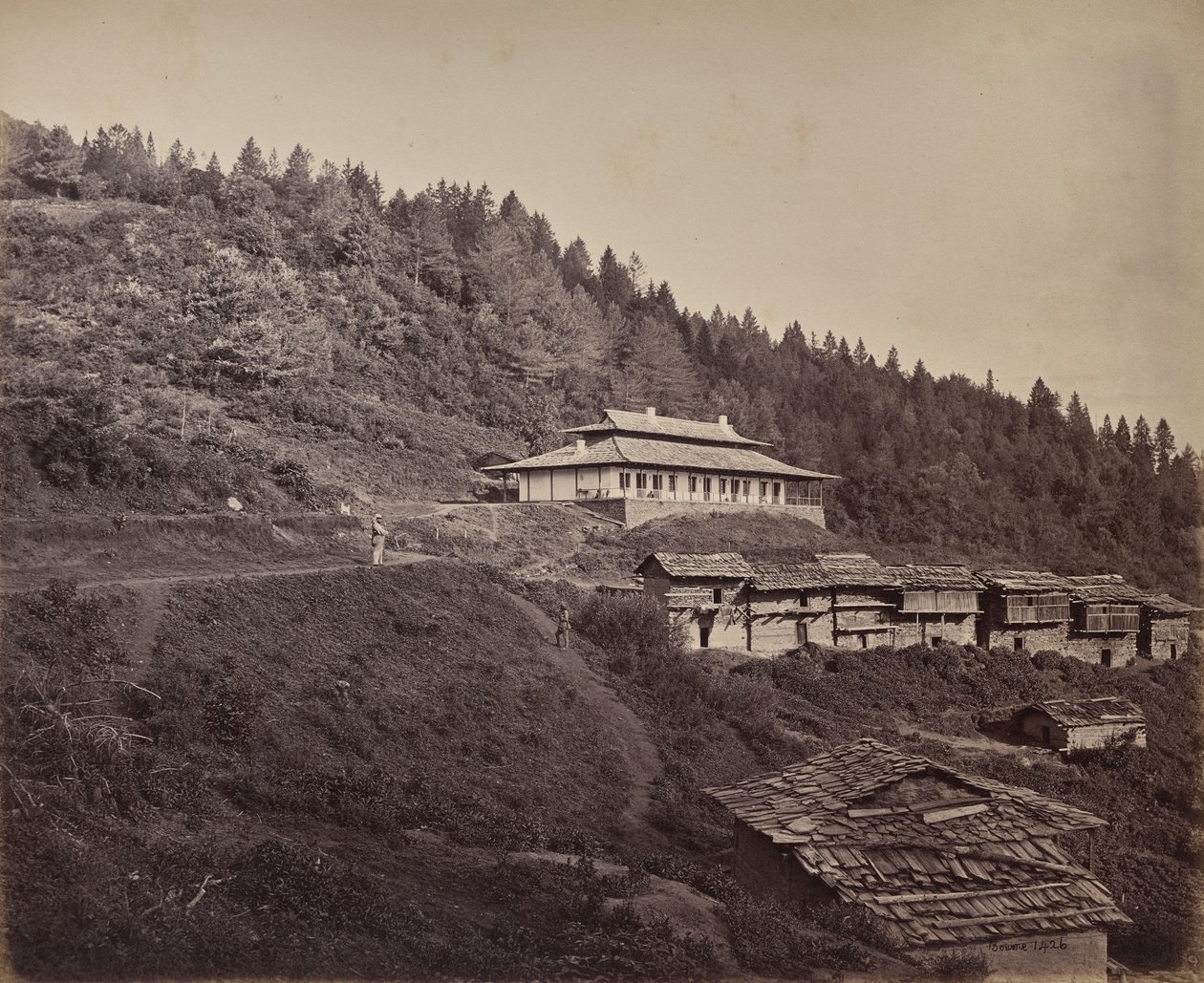 O alto Himalaia. Aldeia de Harkundu com bungalow para viajantes numa casa de repouso de Samuel Bourne