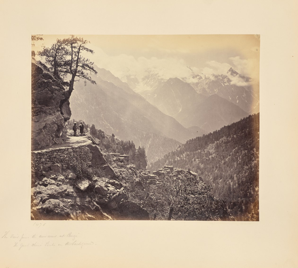A vista da nova estrada em Pangi - os grandes picos Chini ao fundo de Samuel Bourne