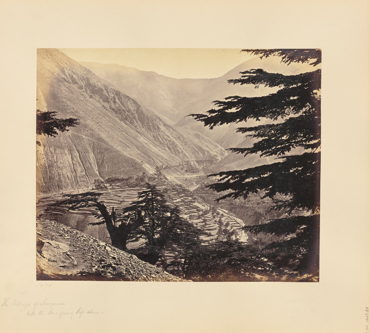 A aldeia de Sungnam com o passo de Hungrung, outra vista de Samuel Bourne