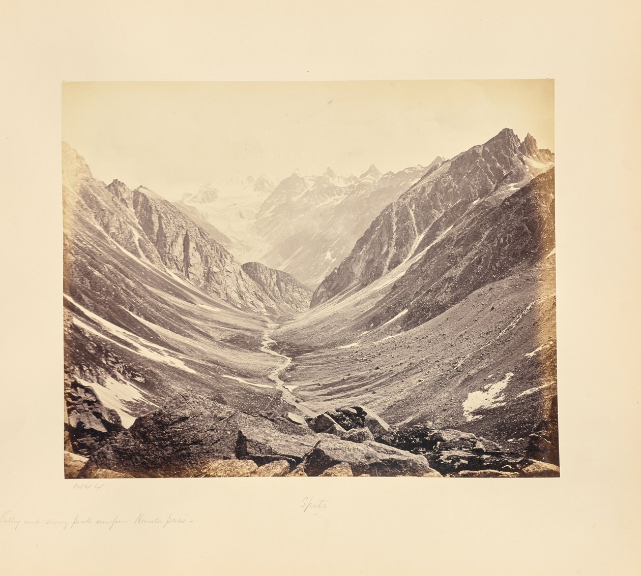Vale e picos nevados, vistos do passo de Hampta, lado de Spiti de Samuel Bourne