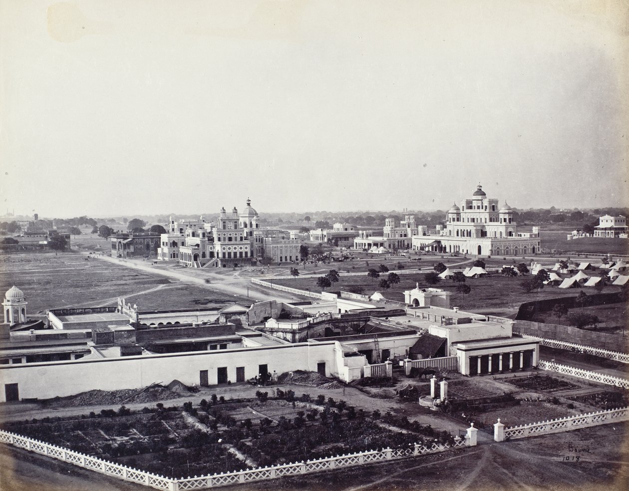 Vista do complexo palaciano de Chattar Manzil de Samuel Bourne