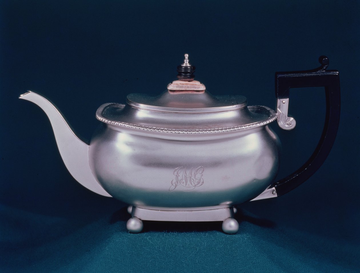 Bule de regência, 1812-13 prata, madeira com marfim knop de Samuel Hennell