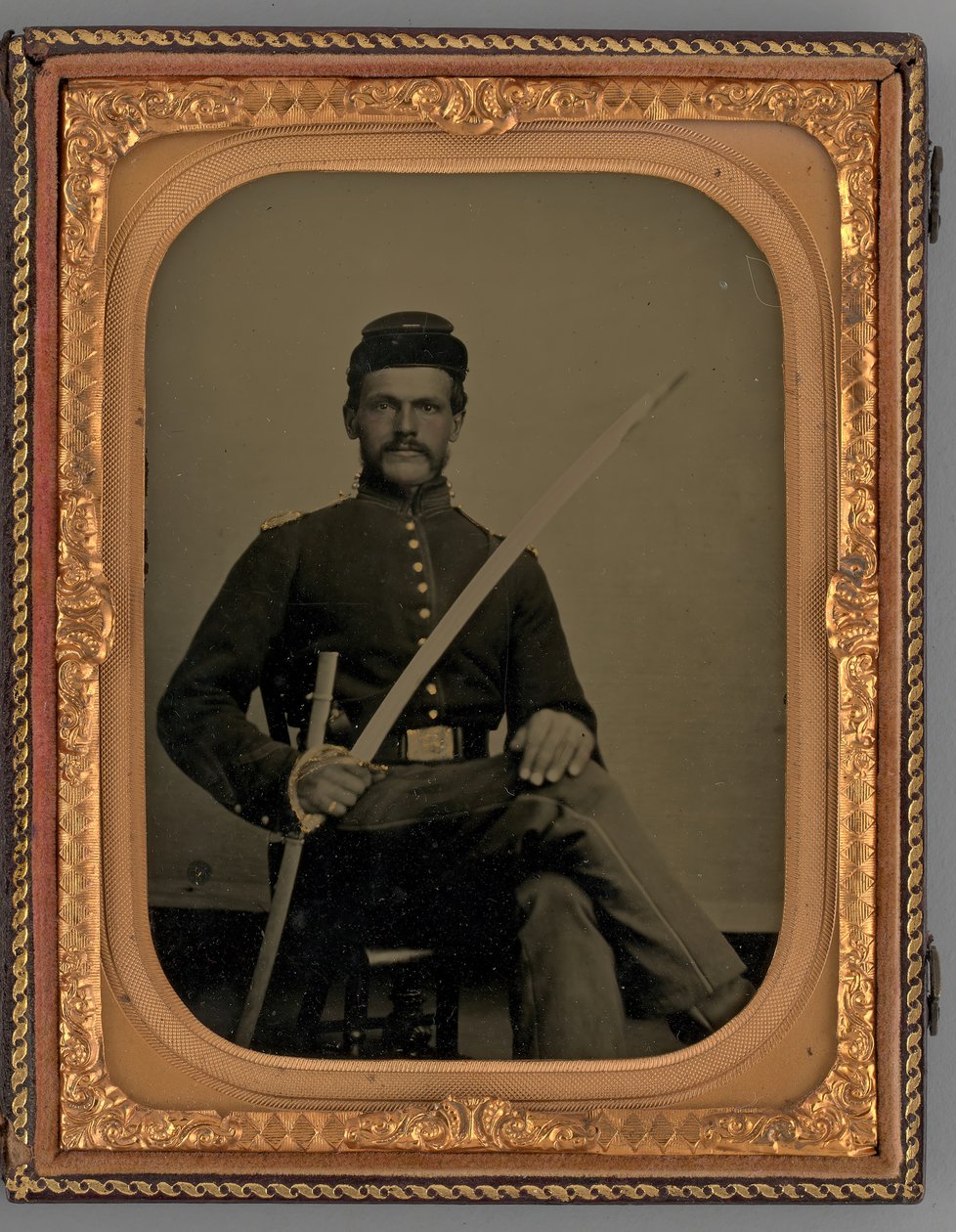 Retrato sem título de um soldado sentado com sabre, 1862. de Samuel J. Miller