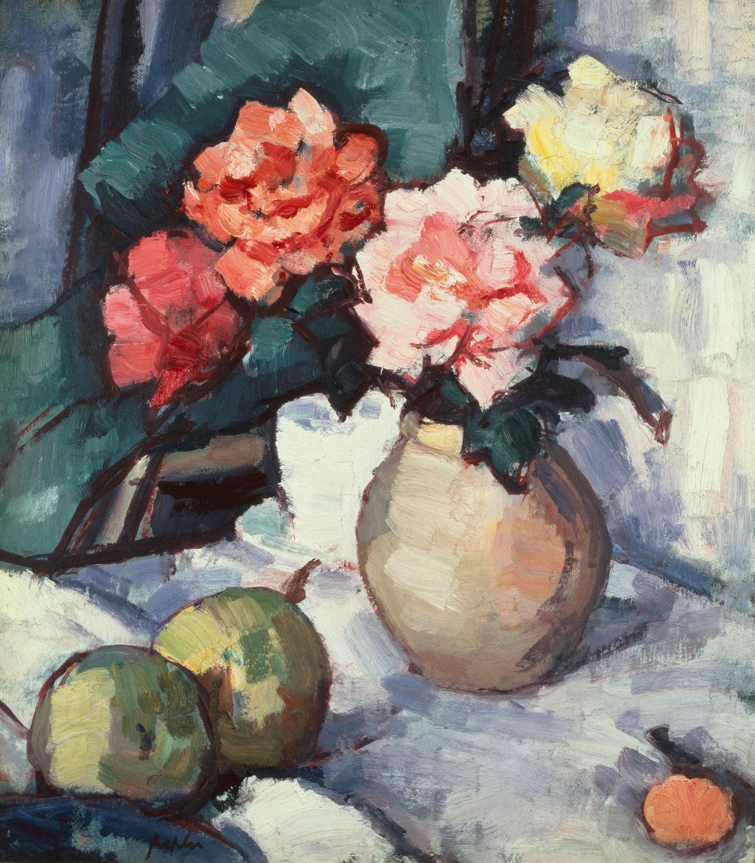 Rosas misturadas em um vaso marrom com uma xícara, pires e maçãs de Samuel John Peploe