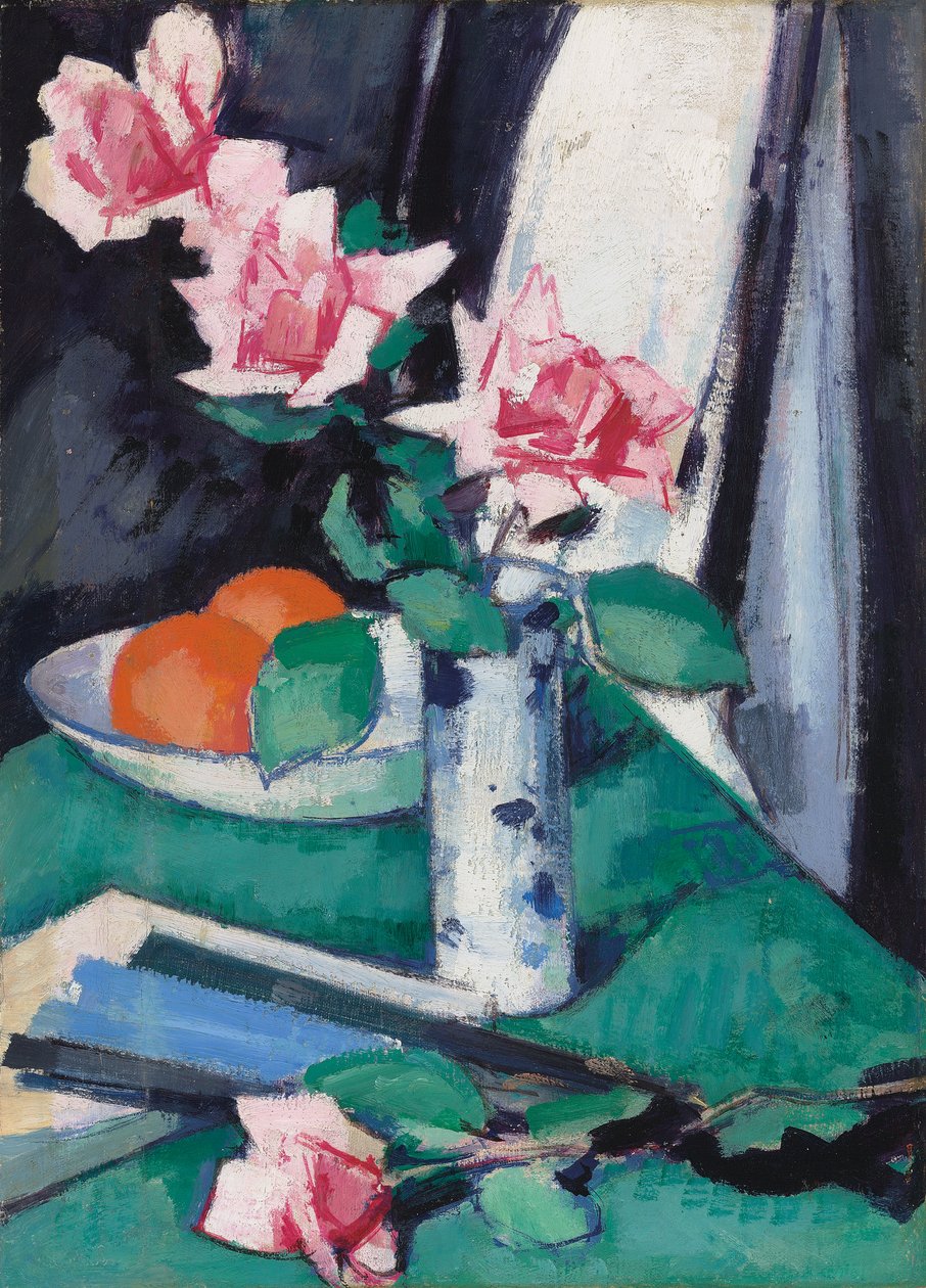 Natureza morta com rosas e laranjas em um vaso azul e branco, de Samuel John Peploe