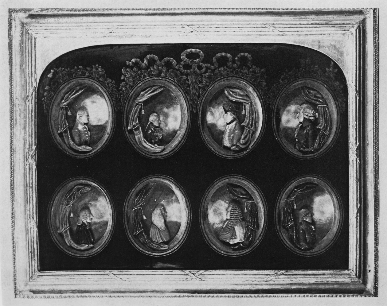 Moldura contendo oito retratos (cera) de Samuel Percy