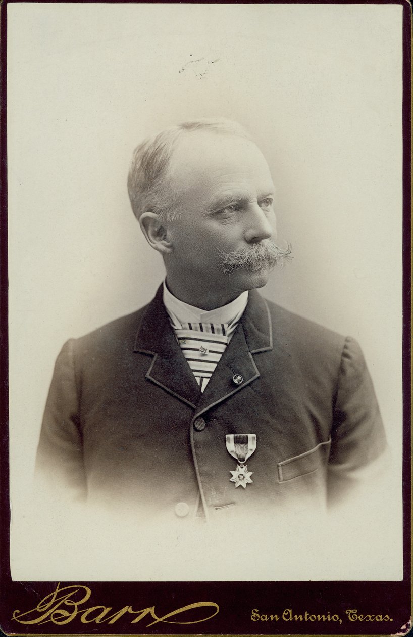 Busto retrato de Hiram L. Kelley, vestindo uma gravata listrada e um terno com uma medalha presa à jaqueta e com a cabeça virada para a direita de San Antonio D.P. Barr