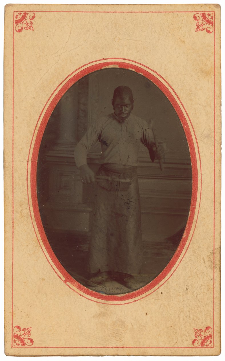 Retrato de um homem segurando ferramentas,c. 1875 (foto) de Sarah Luse Larimer