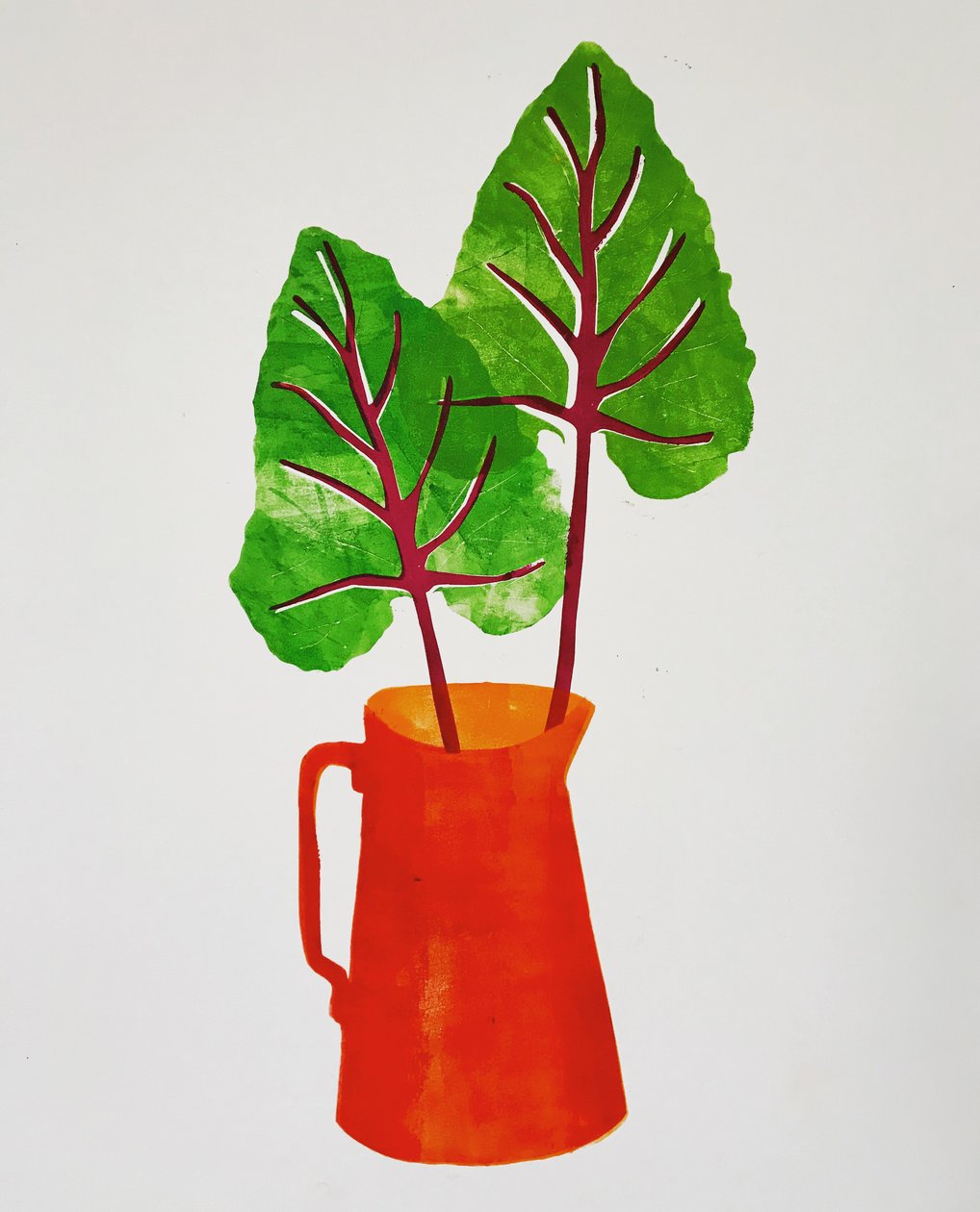 Jarro vermelho com folhas