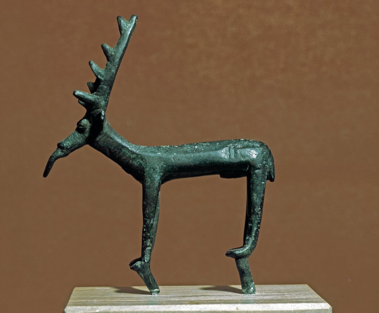 Cultura nuragínica (nuraghi) Sardenha: estatueta de bronze de veado Iglesias. Século VIII-7 AC. Cagliari, Museo Nazionale Archeologico, Sardenha, Itália de Sardinia Nuragic Civilization