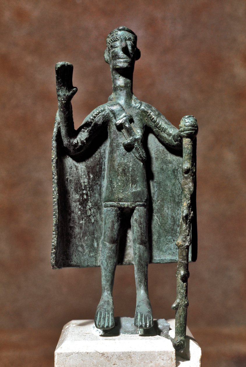 Cultura nuragínica (nuraghi) Sardenha: estatueta de bronze de viajante segurando um pau e coberta com uma capa. Século VIII-7 AC. Cagliari, Museo Nazionale Archeologico, Sardenha, Itália de Sardinia Nuragic Civilization