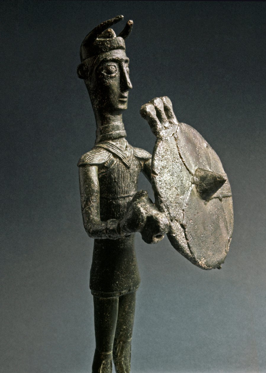 Cultura nuragínica (nuraghi) Sardenha: estatueta de bronze de guerreiro com escudo. Século VIII-7 AC. Museo Nazionale Preistorico Etnografico 