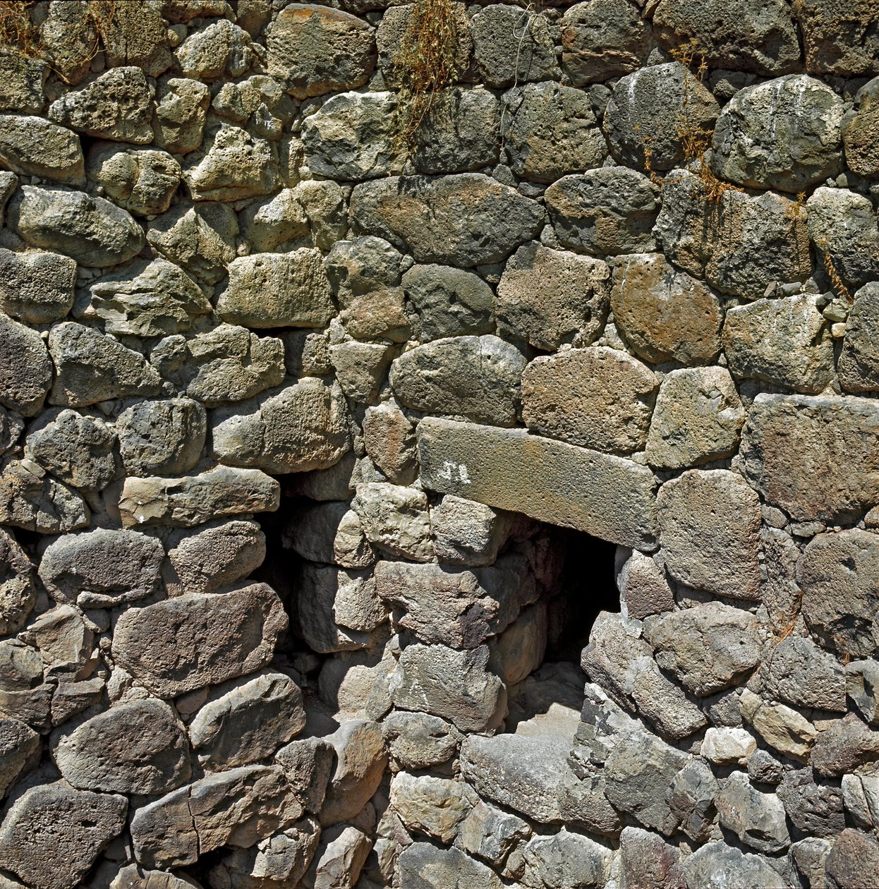 Cultura nuraginesa (nuraghi) Sardo: ruínas da cidade nuraginesa do megalitic site de Su Nuraxi: a torre real. 1100-1050 AC. Barumini Sardenha Itália de Sardinia Nuragic Civilization