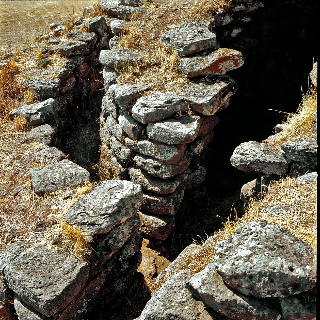 Cultura nuraginesa (nuraghi) Sardenha: ruínas da cidade nuraginesa no megalitic site de Losa: uma das torres defensivas. Século XV a.C. Abbasanta Sardenha Itália de Sardinia Nuragic Civilization