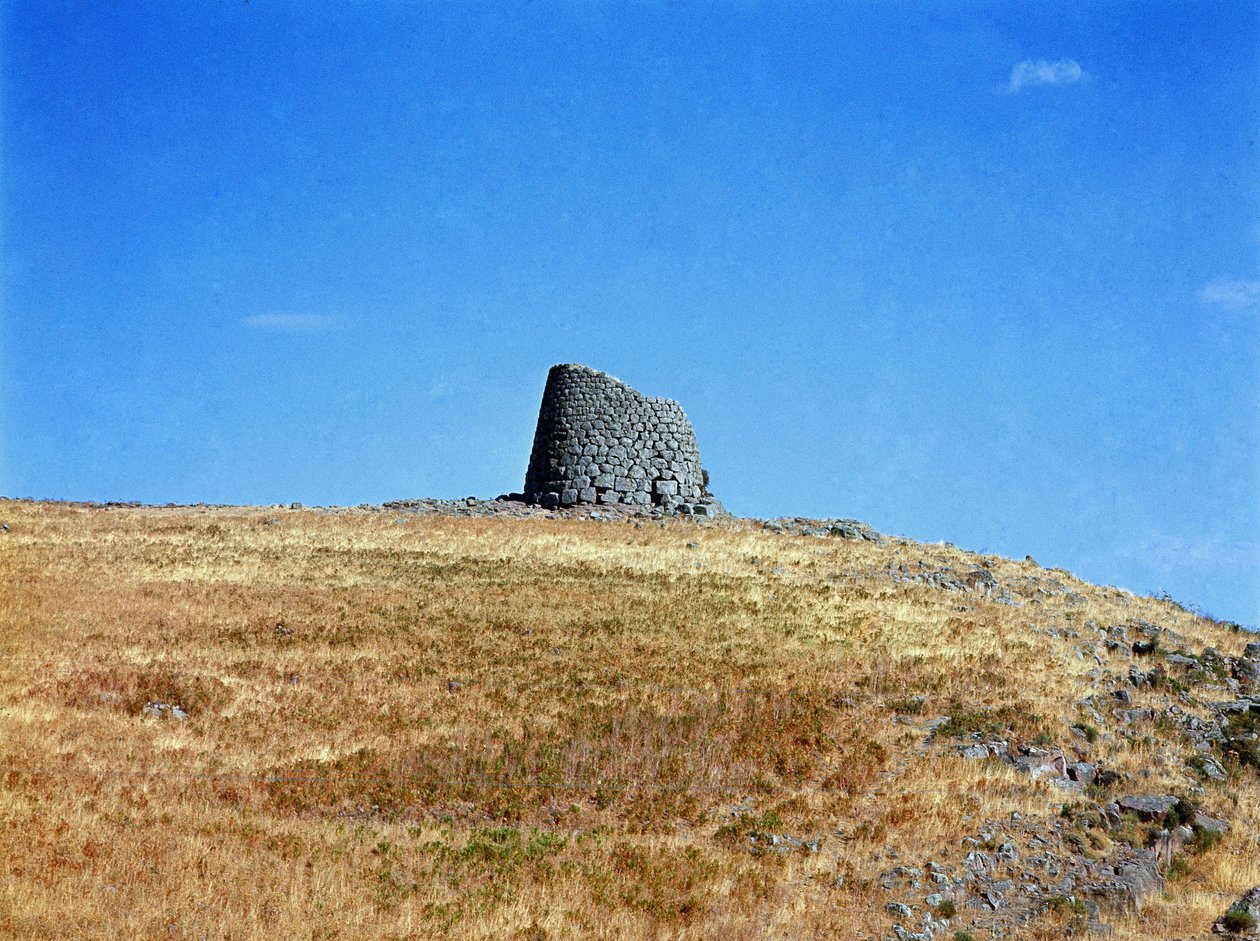 Cultura nuragic (nuraghi) Sardenha: ruínas da cidade nuragic no megalitic site de Macomer: uma das torres nuragic. Macomer, Sardenha Itália de Sardinia Nuragic Civilization