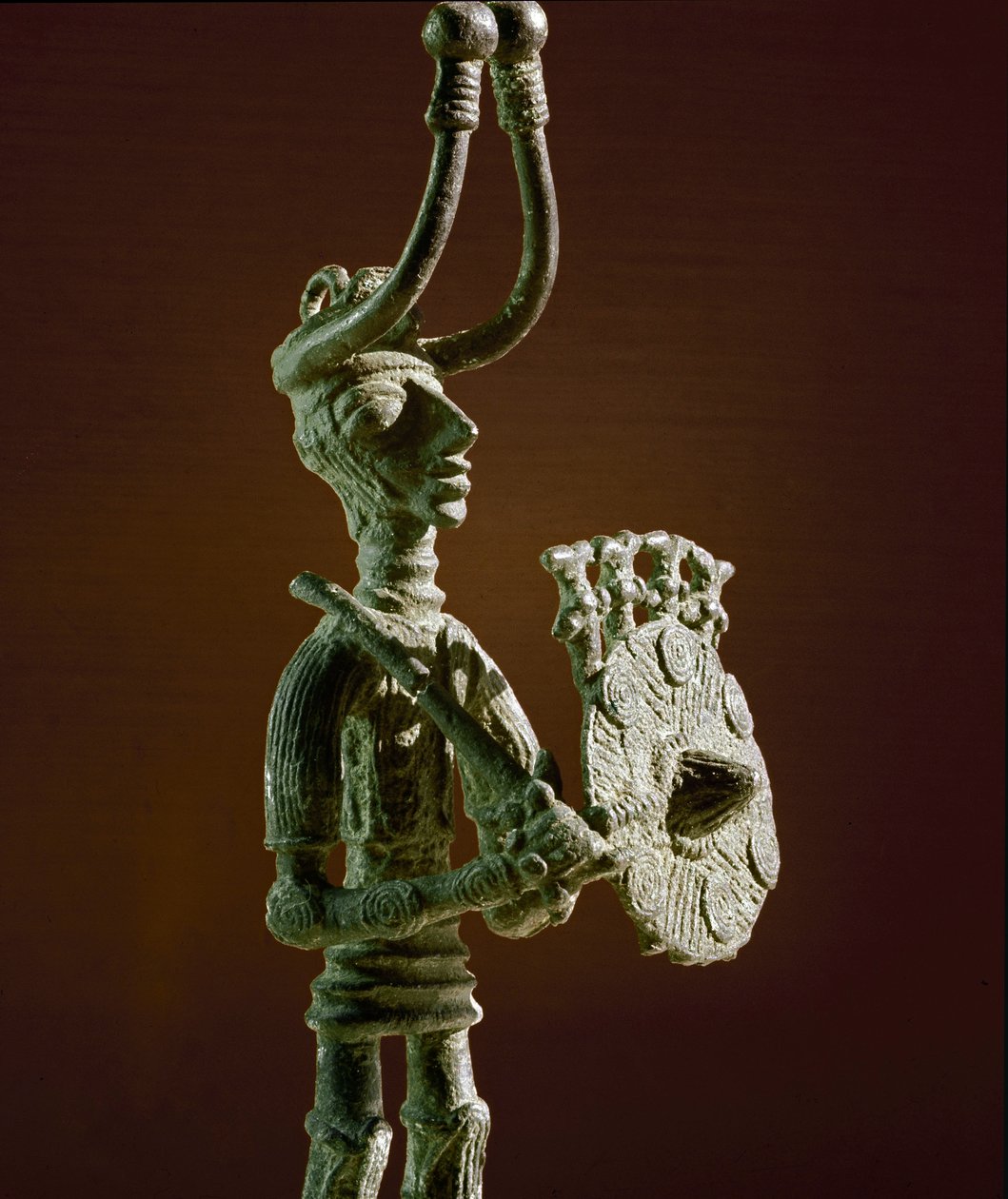 Cultura nuragínica (nuraghi) Sardenha: estatueta de um guerreiro com um escudo e uma espada de bronze. Século VIII-7 AC. Cagliari, Museo Nazionale Archeologico, Sardenha, Itália de Sardinia Nuragic Civilization