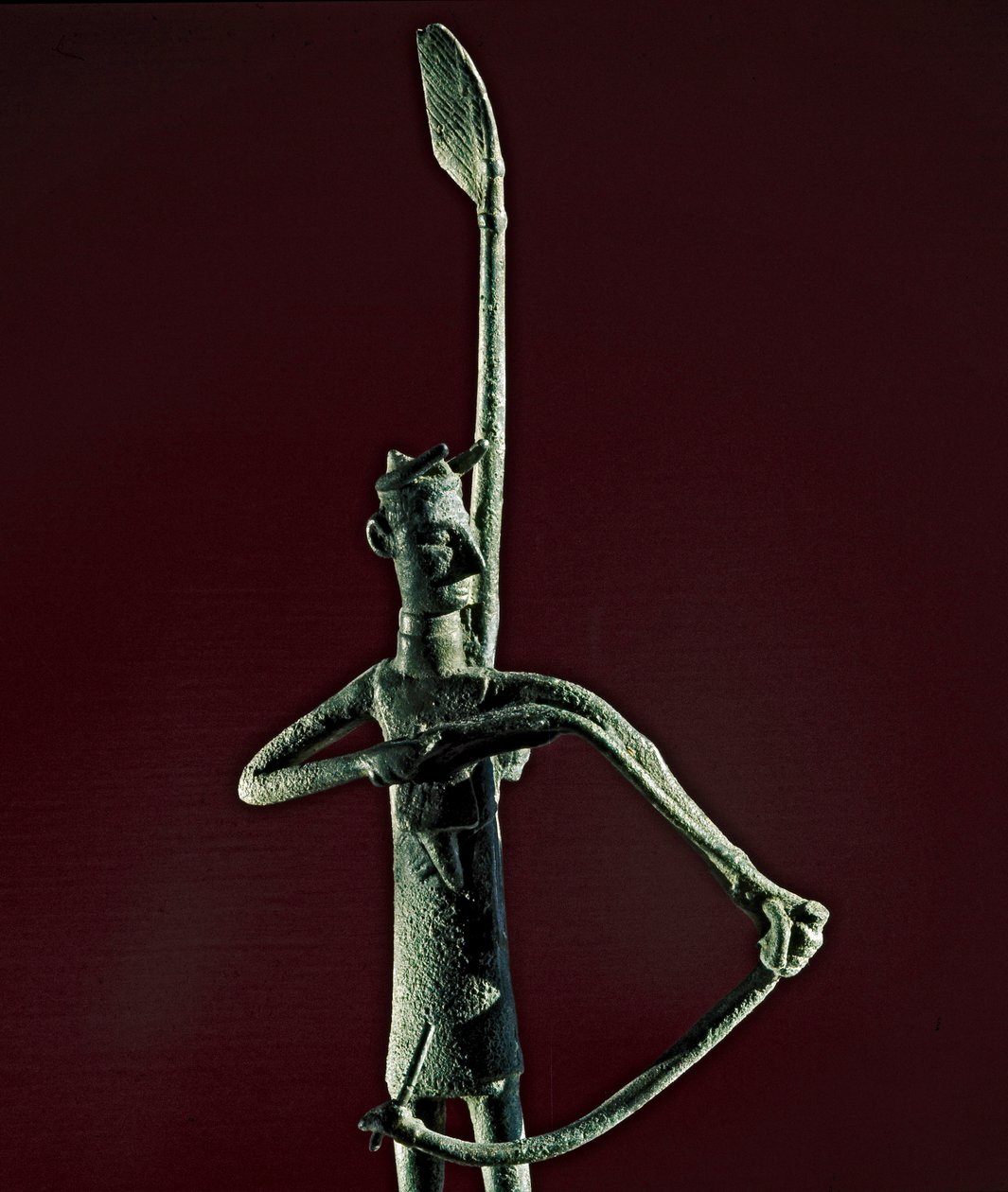 Cultura nuragínica (nuraghi) Sardenha: estatueta de guerreiro puxando um arco de bronze. Século VIII-7 AC. Cagliari, Museo Nazionale Archeologico, Sardenha, Itália de Sardinia Nuragic Civilization