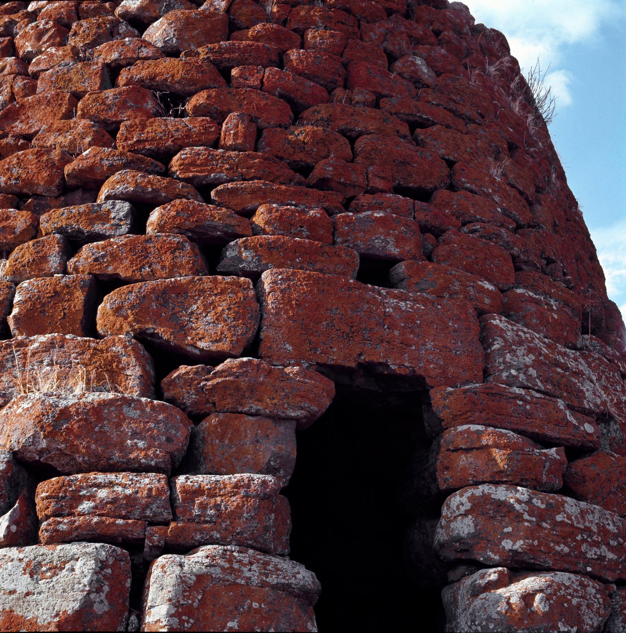 Vista da entrada dos Nuraghe Montecodes (ou códigos Monte) em Macomer de Sardinia Nuragic Civilization
