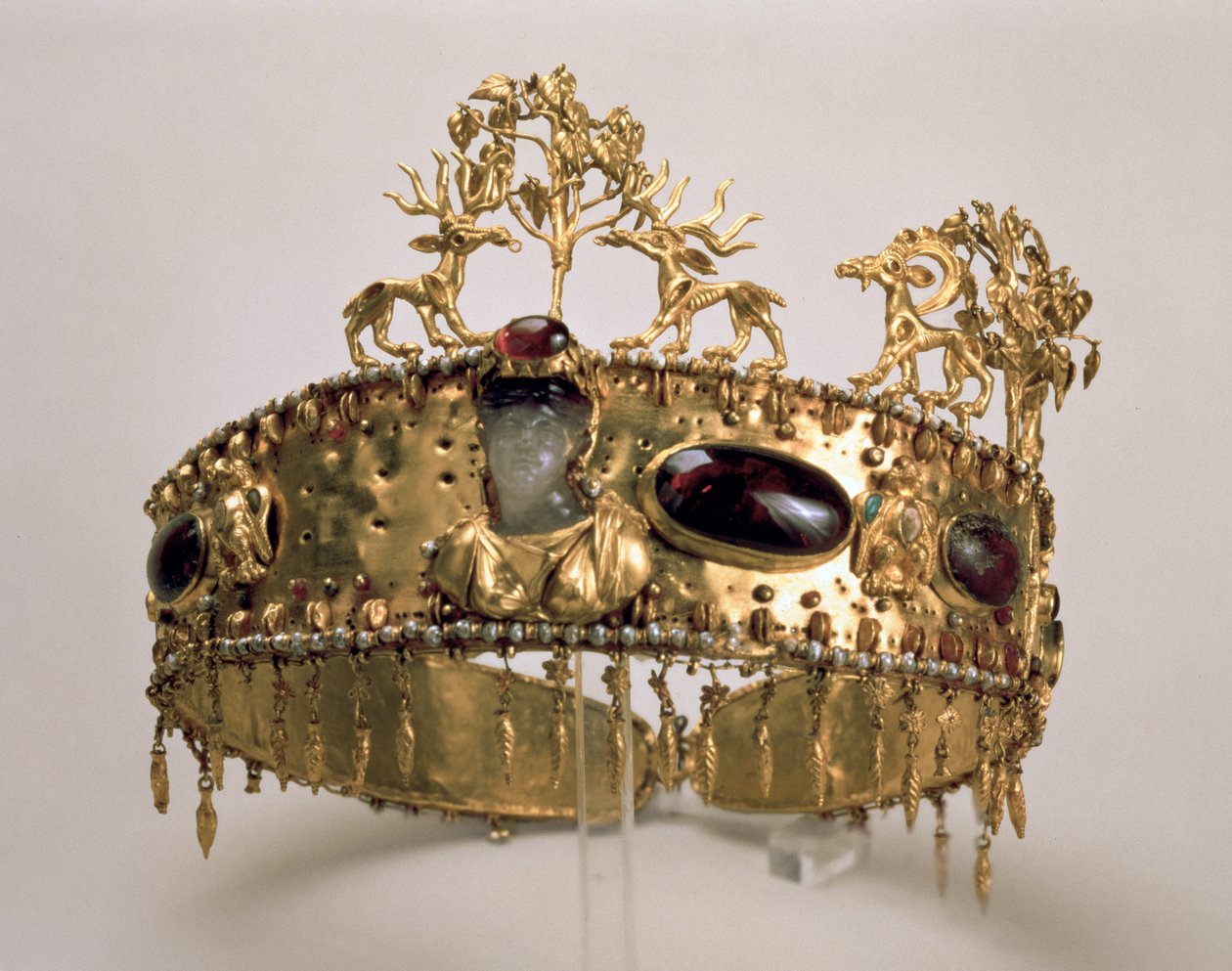 Diadema, encontrado no túmulo em Khoklach (ouro, turquesa, coral, granada, pérola, vidro e ametista) de Sarmatian