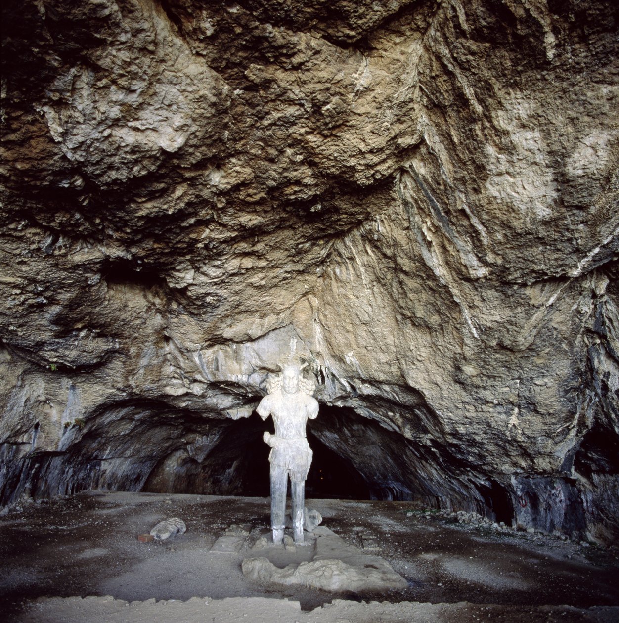 Estátua de Shapur I (241-70 dC) esculpida em uma estalagmite de Sasanian