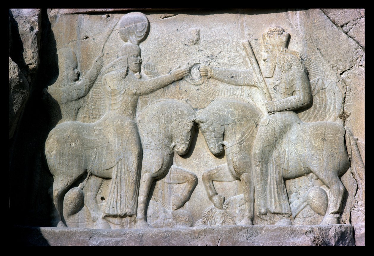 Relevo que descreve a investidura do rei Ardashir I (c.210-241) fundador do império sassânida na antiga Pérsia (calcário) de Sasanian