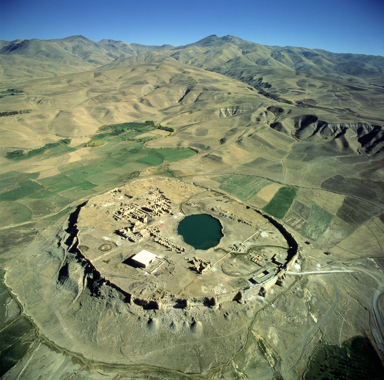 Vista aérea de Takht-e Solalman, ou Trono das Ilhas Salomão (ver também 179121) de Sasanian School