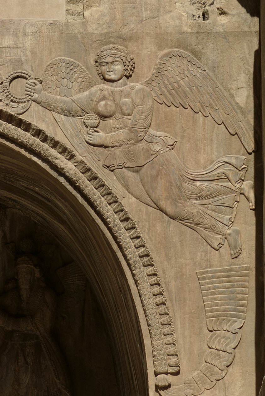 Gênio segurando uma tigela de frutas, simbolizando a abundância, de um spandrel de um aivans, 590-628 de Sasanian School