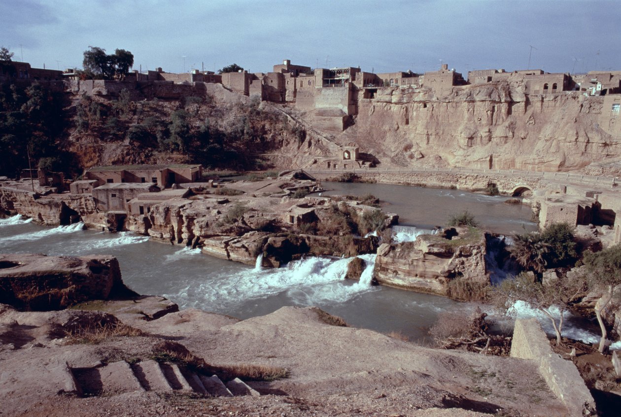 Restos do complexo Sika ponte-barragem-hidrovia no rio Gar-Gar com a cidade de Shushtar no fundo de Sasanian School