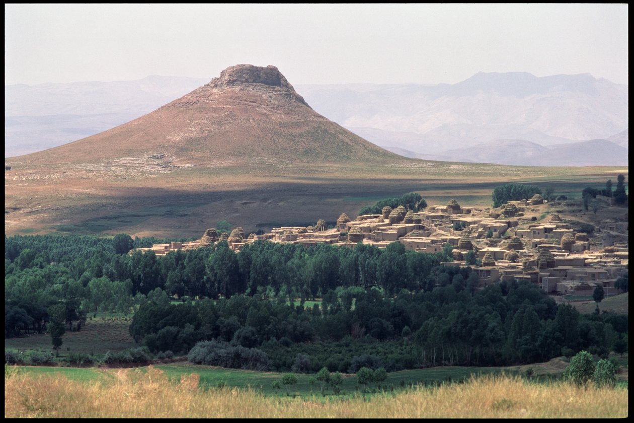 Vista de Takht-e Solalman, ou Trono das Ilhas Salomão (ver também 179122) de Sasanian School