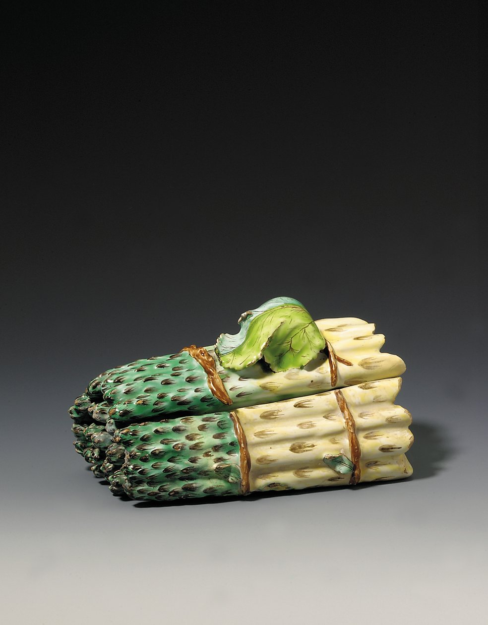Terrina de espargos e tampa, c.1750 de Sceaux Factory