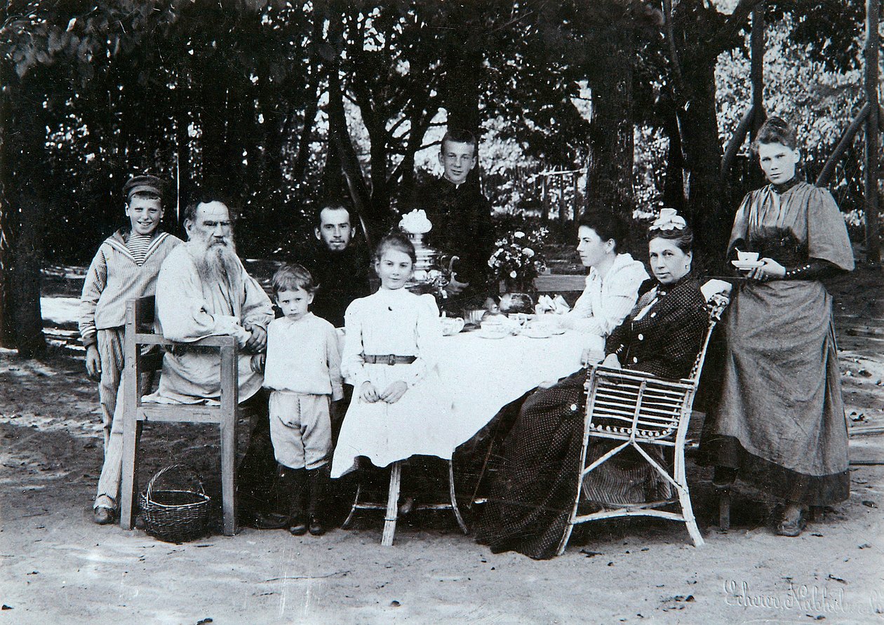 A família do escritor russo Leo Tolstoy, final do século XIX ou início do século XX. de Scherer Nabholz and Co
