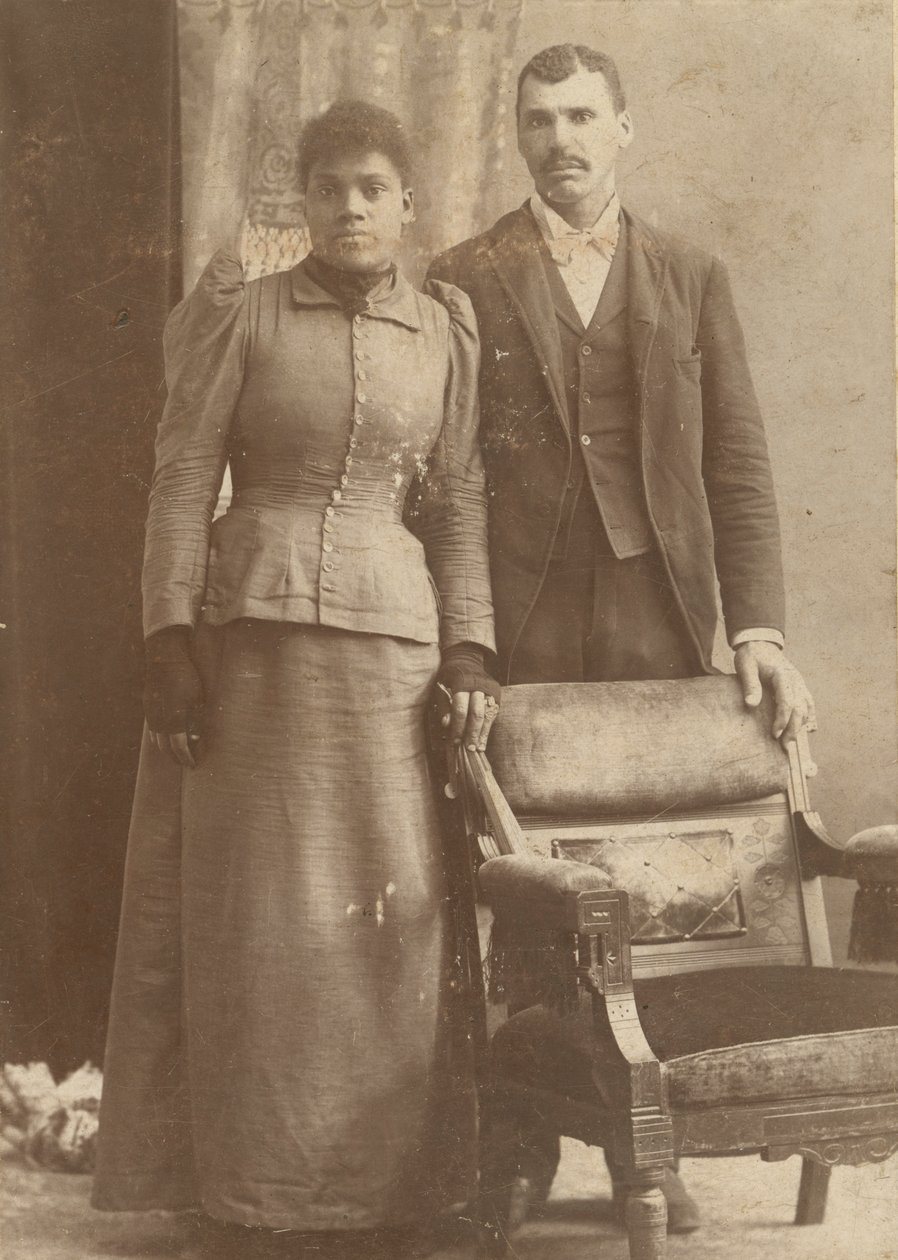 Fotografia de um casal afro-americano em pé atrás de uma cadeira, ca. 1890. de Schmitz Studio