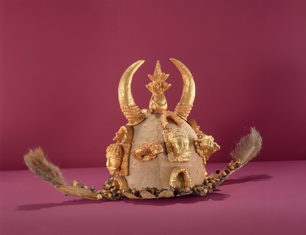 Capacete Asante usado pelos funcionários, do Gana (ouro e pele de animal) de School African