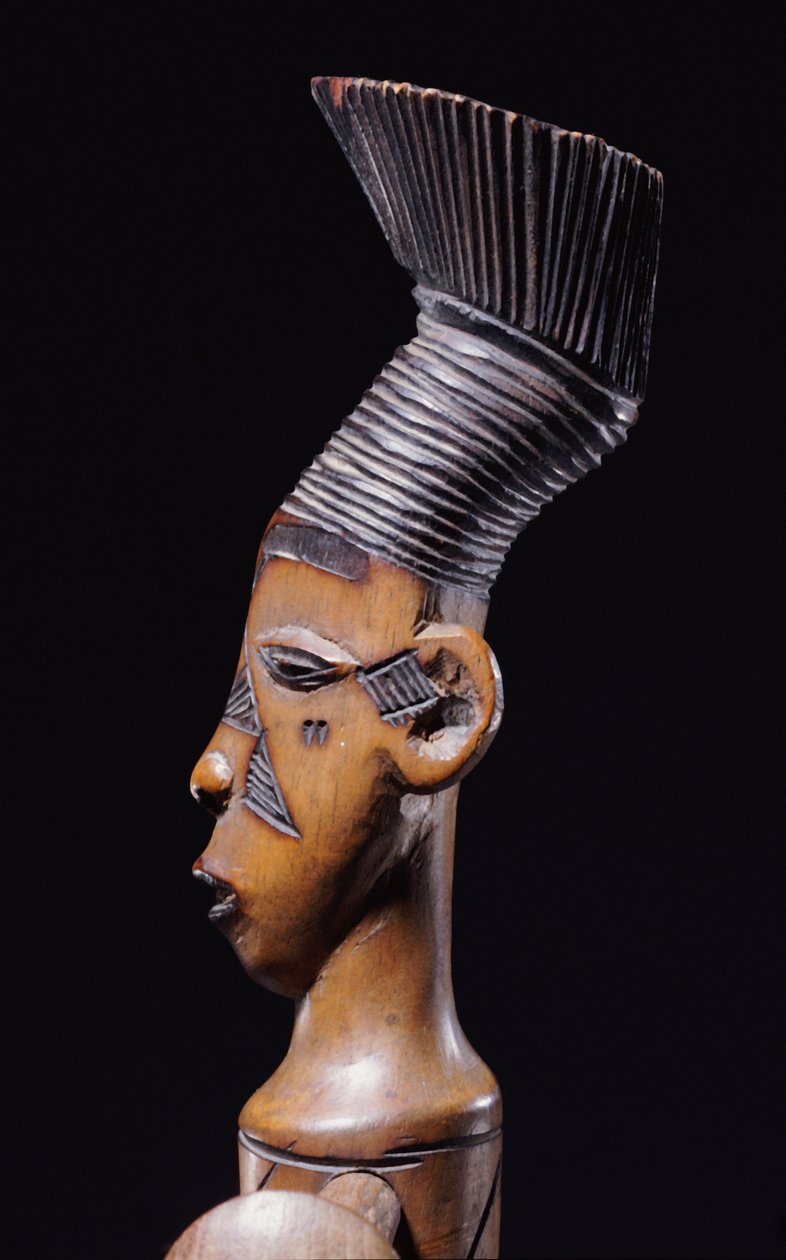Pormenor de uma harpa Magbetu fina que representa a cabeça finial em perfil (madeira) de School African