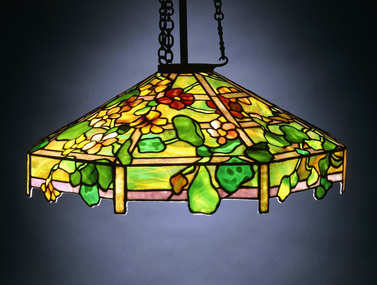 Um lustre suspenso de bronze e vidro com chumbo &39;Chagas&39; de School American