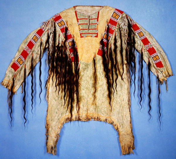 Camisa com franjas, Sioux Tribe (têxtil) de School American