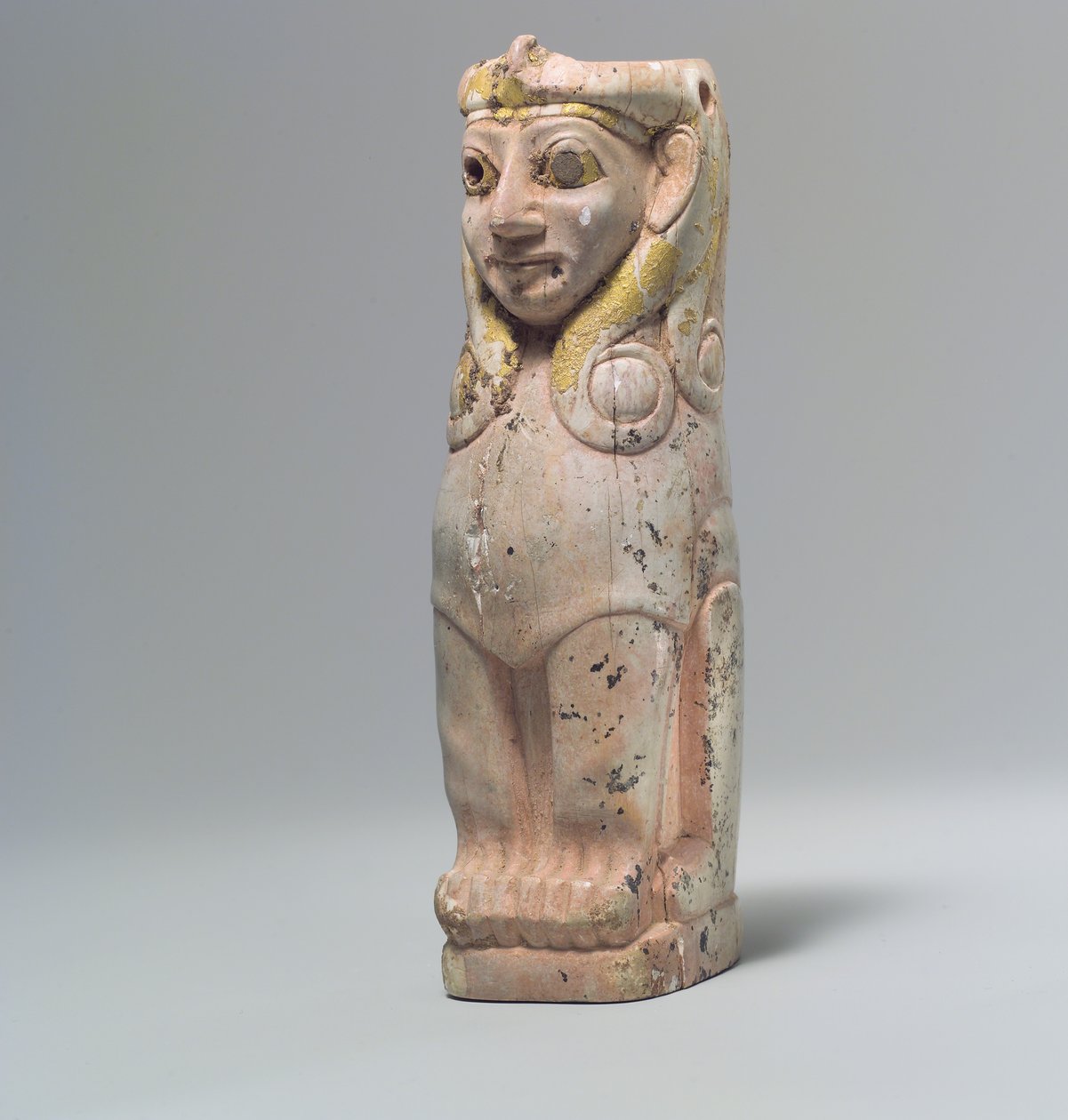 Suporte de móveis: esfinge feminina com caracóis estilo Hathor, c.18 século a.C. (marfim hipopótamo, folha de ouro) de School Anatolian