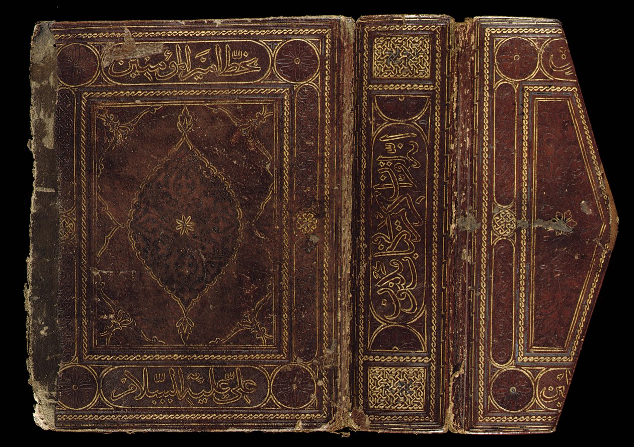Capa de um Alcorão Cúfico quase completo, Norte da África ou Oriente Próximo, início do século 10 (couro e velino) (ver também 488352-8) de School Arabic