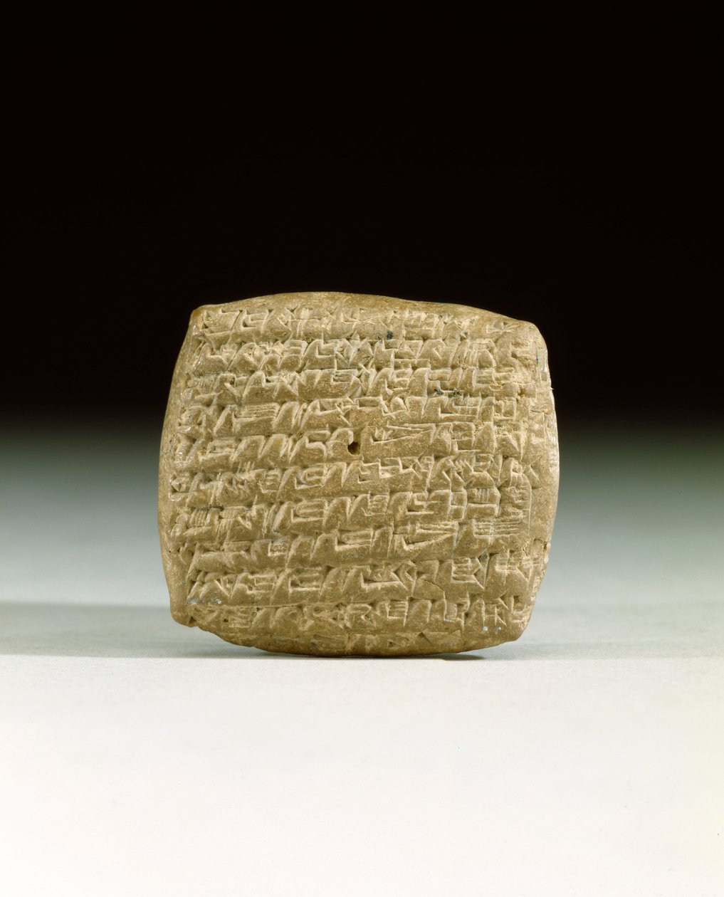 Uma velha tábua cuneiforme assíria, da colônia mercante de Kanesh, na Capadócia, exigindo o pagamento de contas em atraso, c.1900-1800 aC (pedra) de School Assyrian